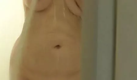 하늘을 만들어 신으로도 작은 어두운 자주색 체코 포르노를 시계 온라인 금요일