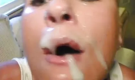 매우 기쁘게 인형을 가져옵 xticrjt gjhyj 그녀의 질을 두드리고