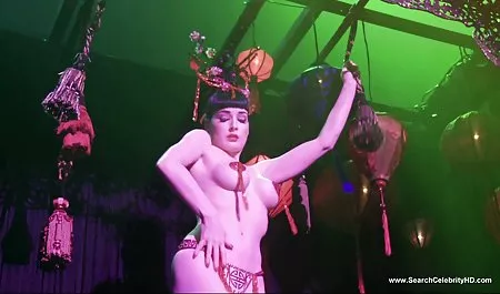 Horny 빨강 머리가 체코 포르노생 닭 하드를 사용하여 야외에서