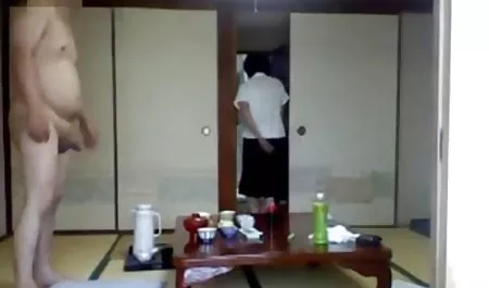 매혹적인 붉은 체코 포르노에서 자동차 머리의 아름다움과 반환하지 않습
